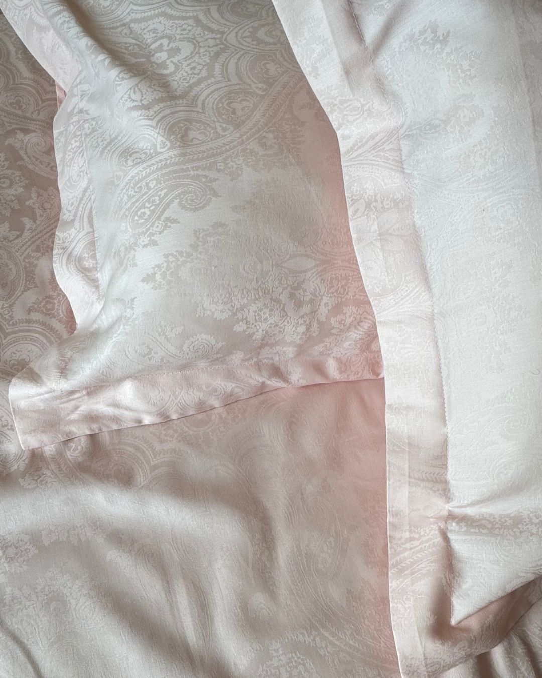 Jacquard Strawberry Paisley Bedsheet Set