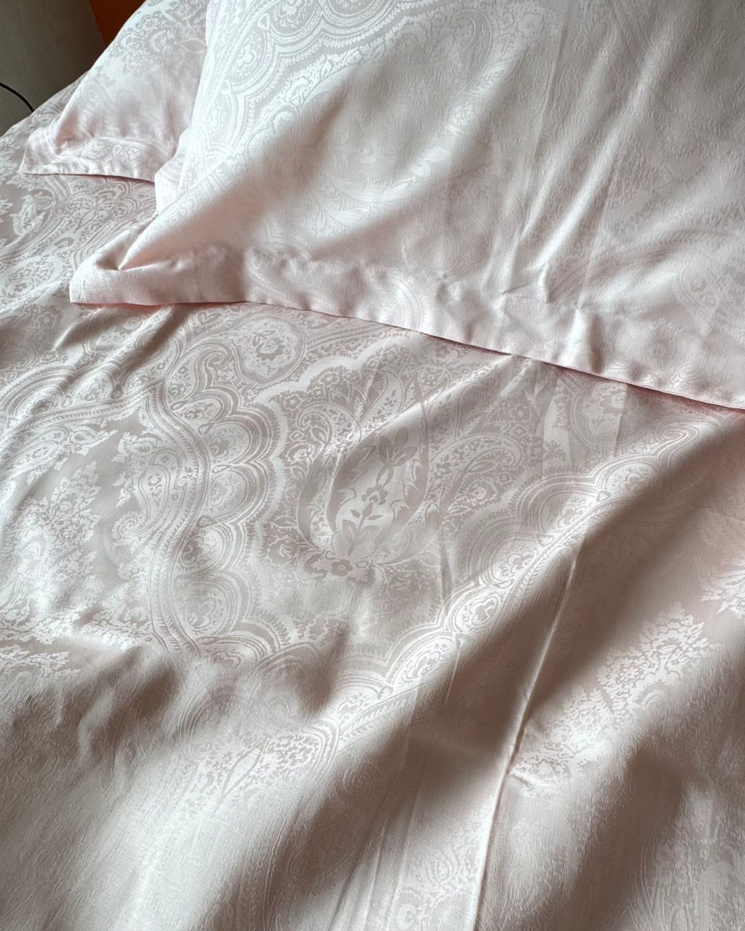 Jacquard Strawberry Paisley Bedsheet Set