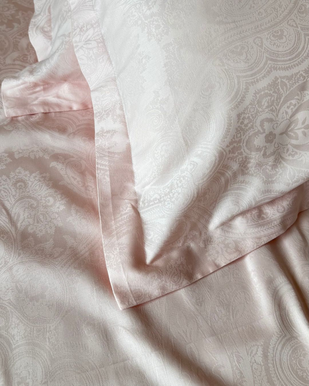 Jacquard Strawberry Paisley Bedsheet Set