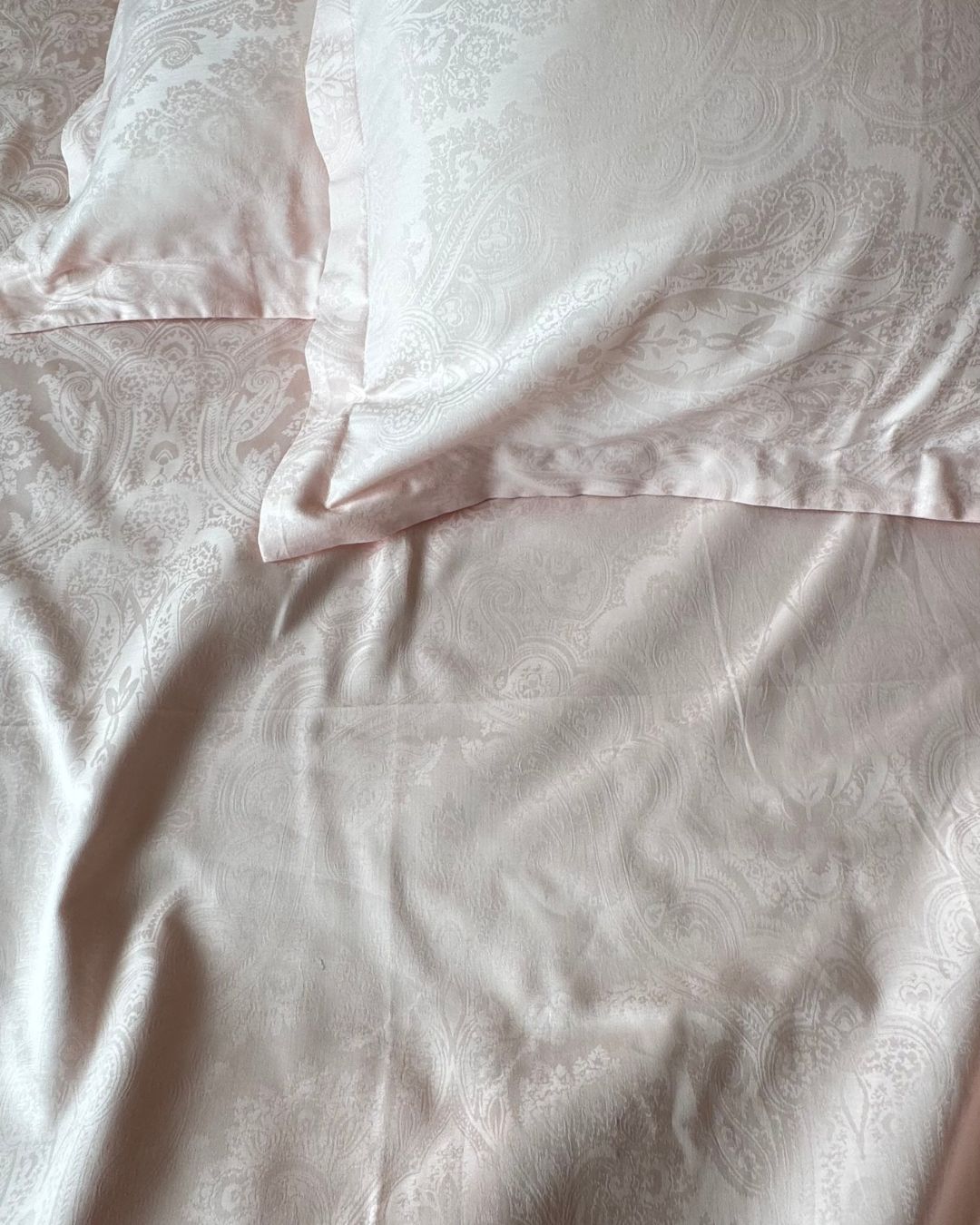 Jacquard Strawberry Paisley Bedsheet Set