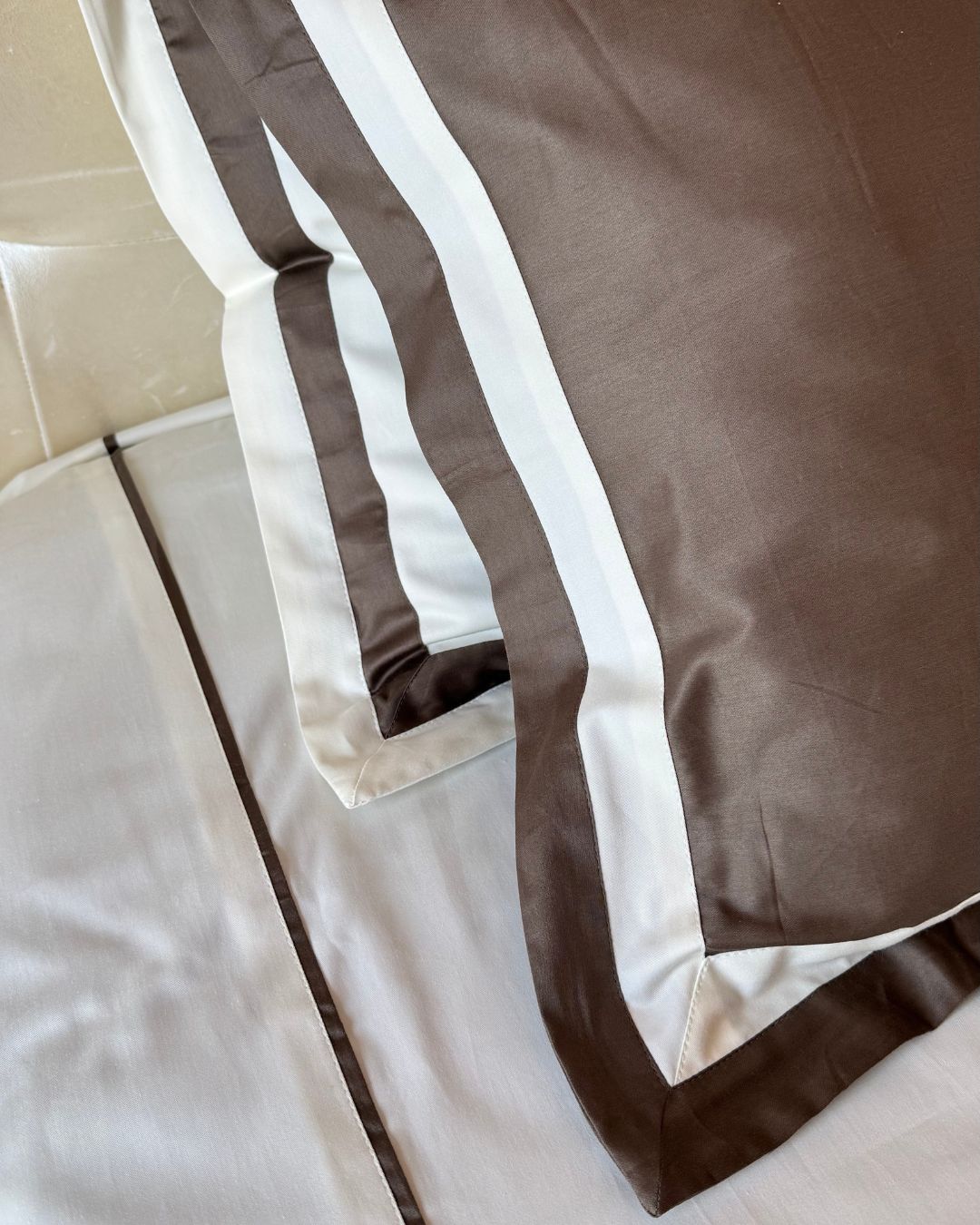 Borderline White Grey