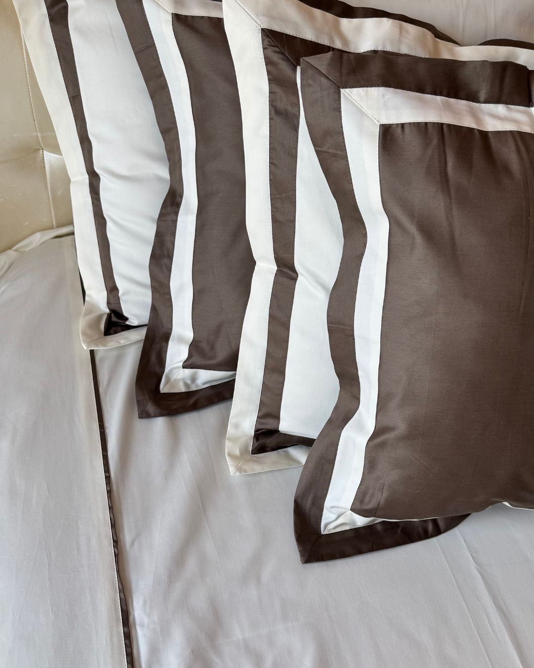 Borderline White Grey