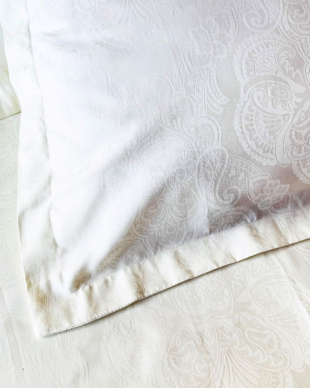 Jacquard White Bedsheet Set