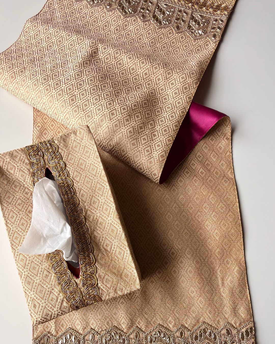 Svarna Table Runner