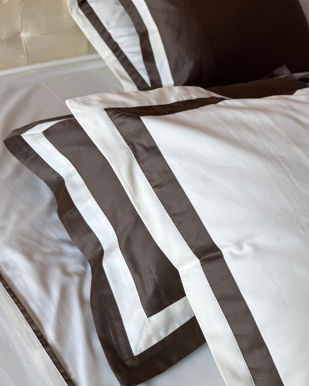 Borderline White Grey