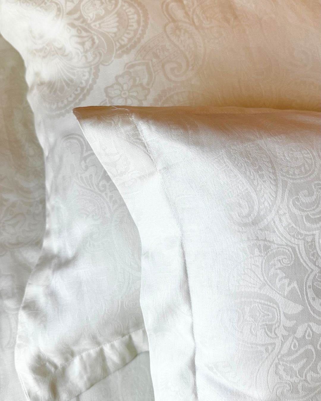Jacquard White Bedsheet Set