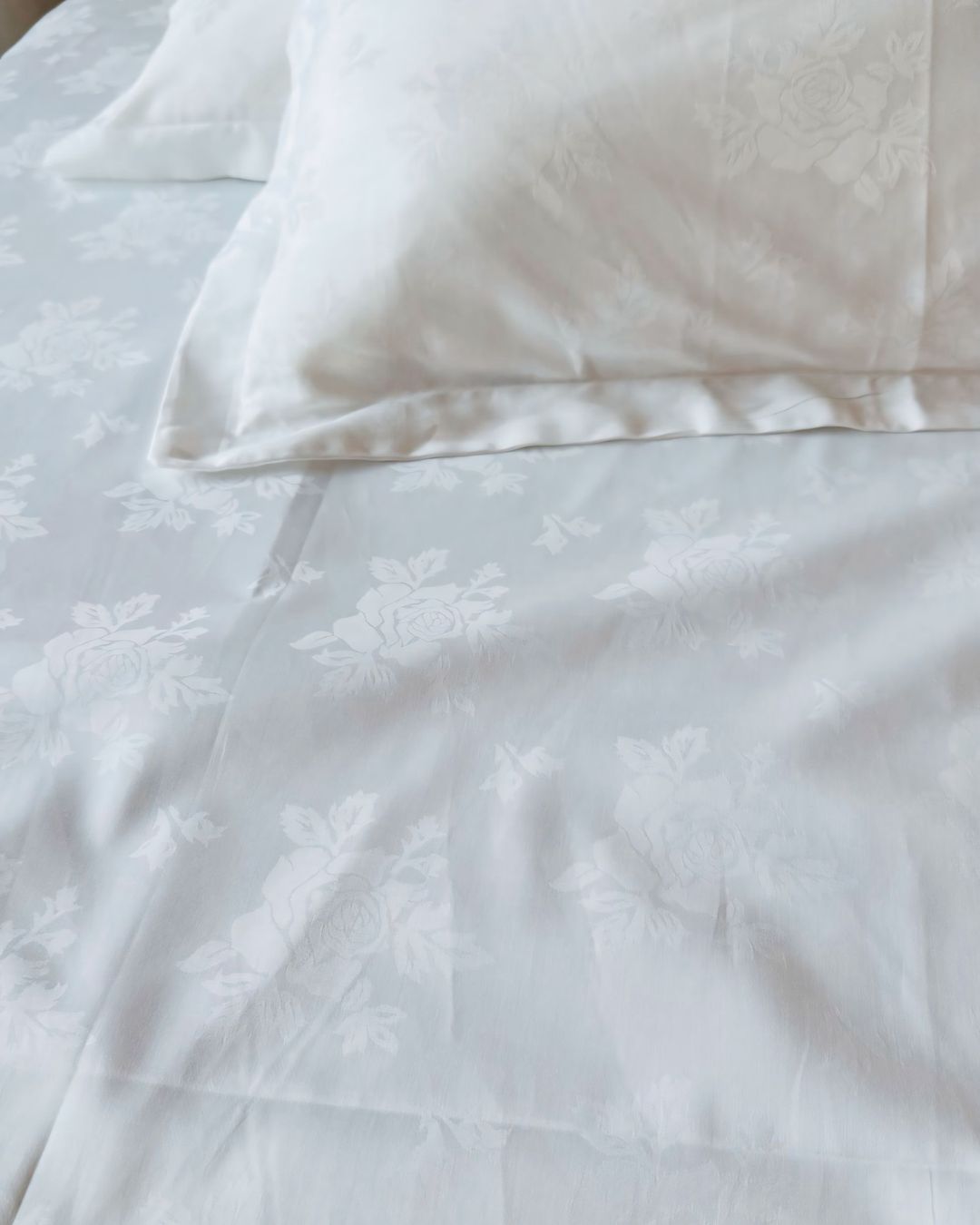 Jacquard White Rose Bedsheet Set