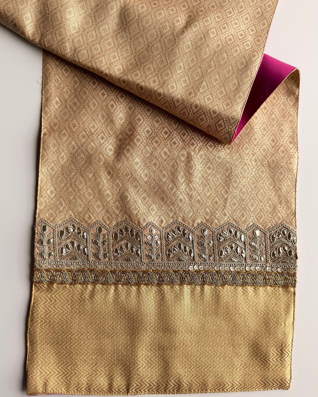 Svarna Table Runner