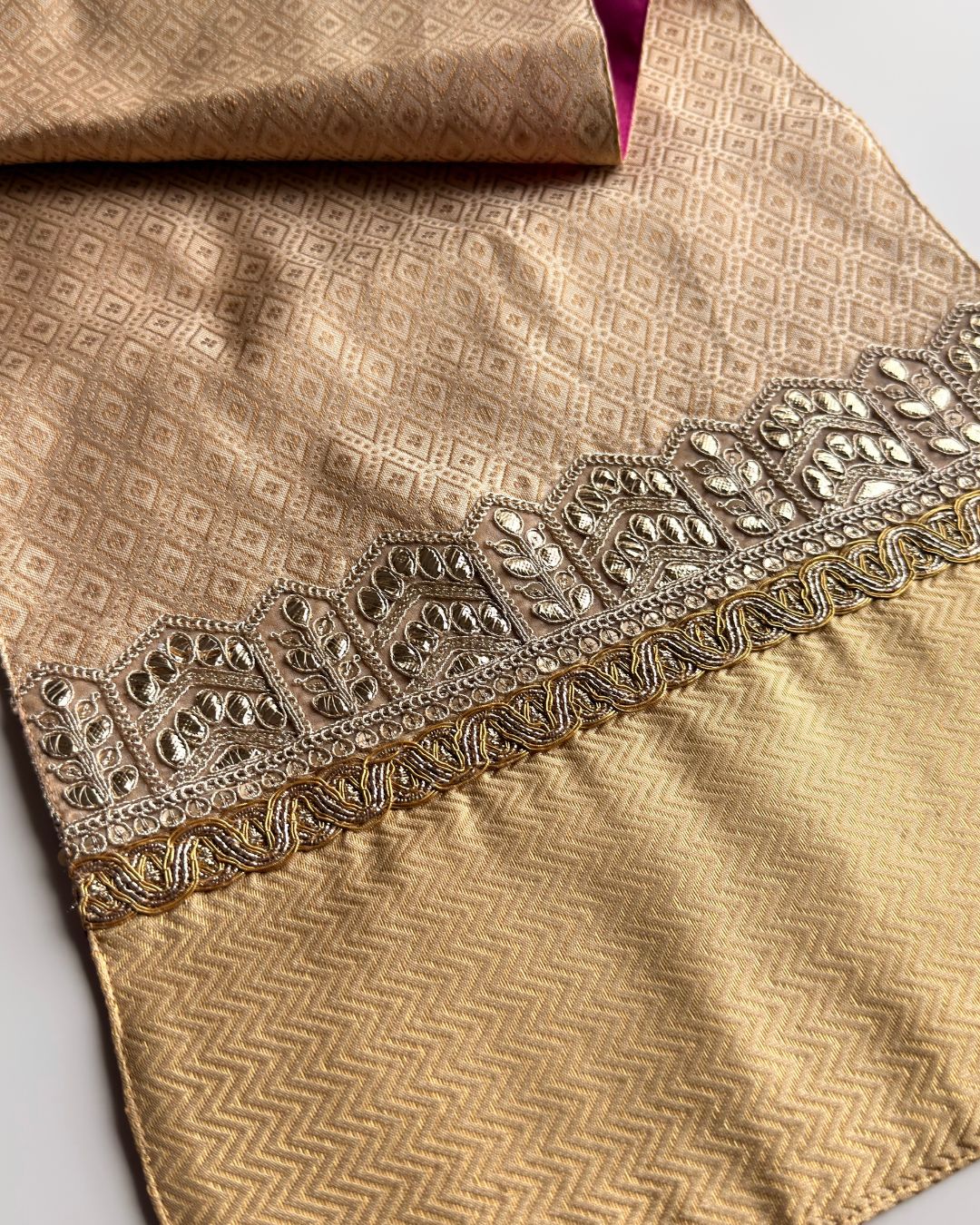 Svarna Table Runner