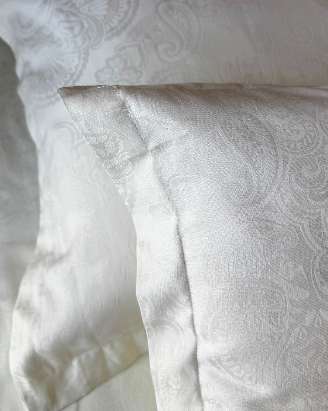 Jacquard White Bedsheet Set