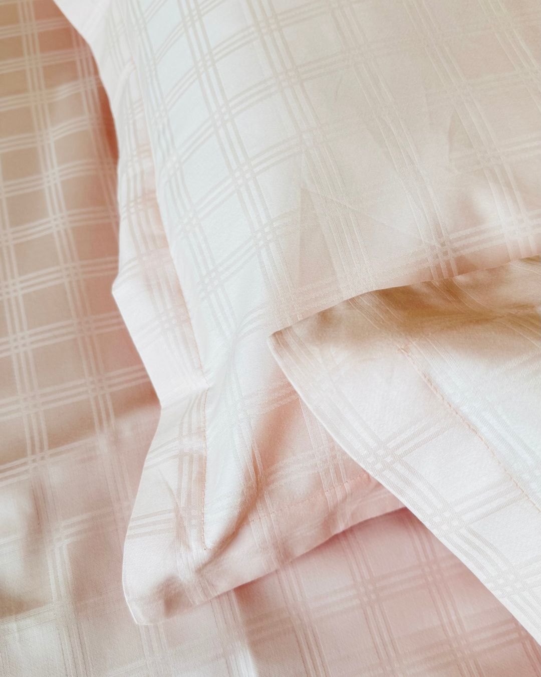 Jacquard Peach Checks Bedsheet Set