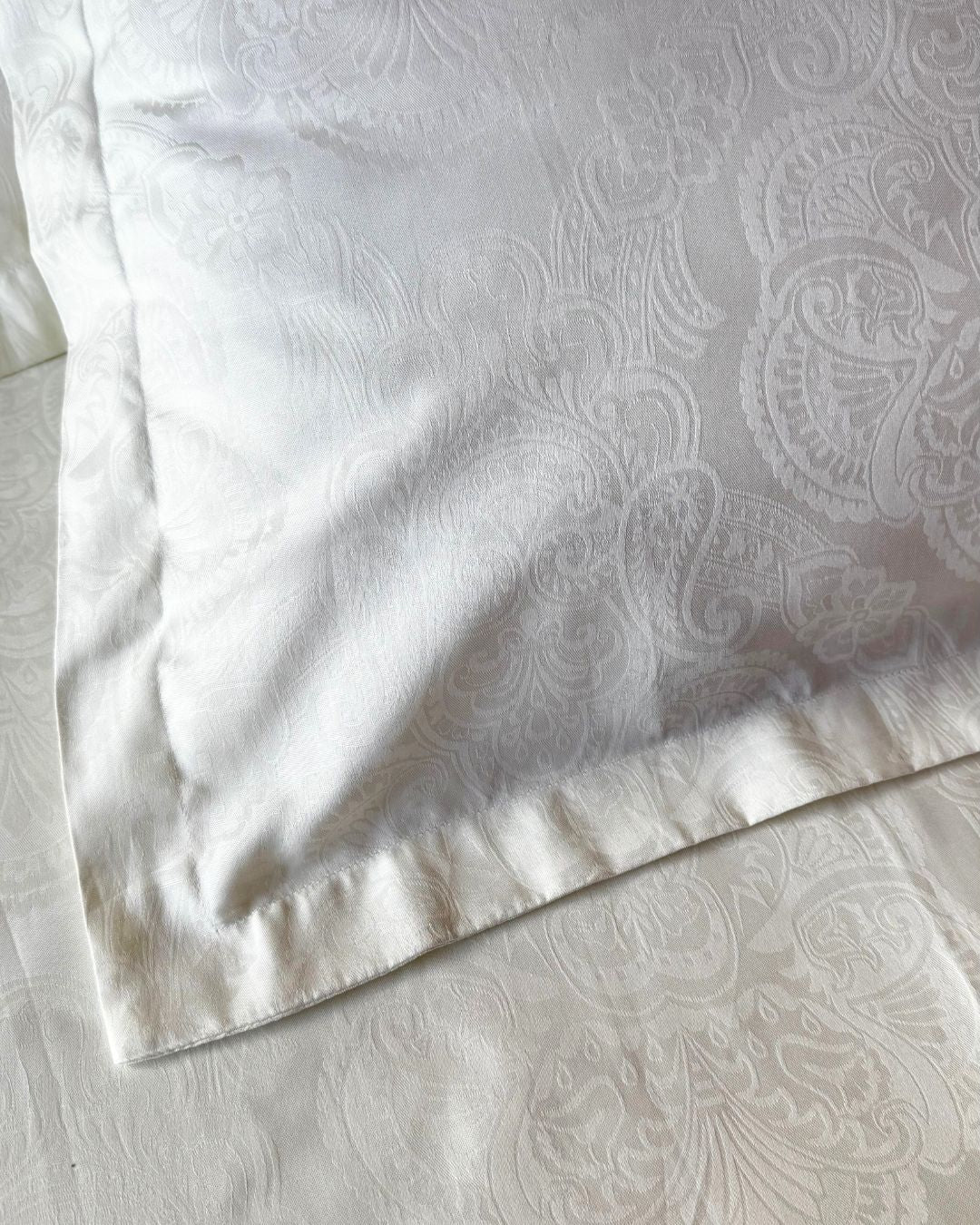Jacquard White Bedsheet Set